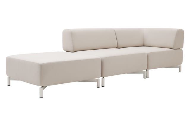 Modulaire bank in beige stof met chaise longue, drie zitdelen en aluminium poten, moderne vorm.
