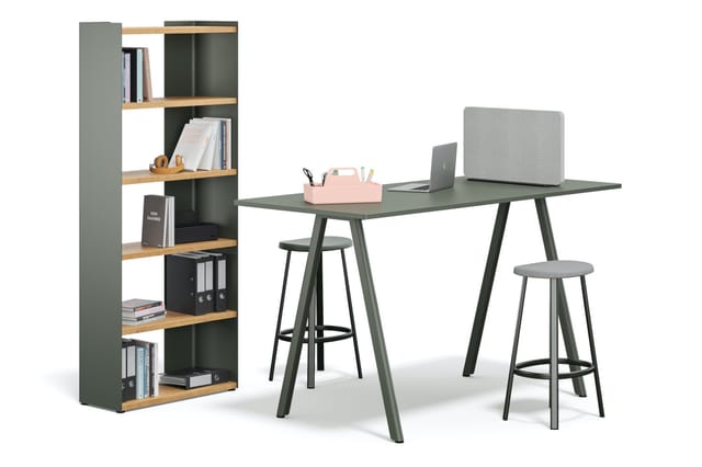 Renz Slide hoge werktafel en bijpassende boekenkast in olijfgroen en eikenhout, een minimalistische en ergonomische kantoorset