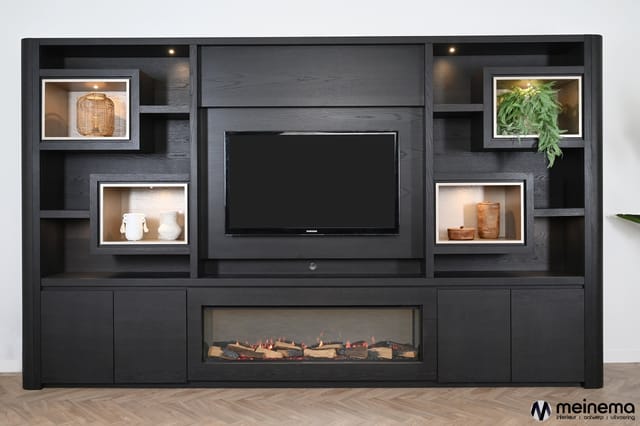 Zwarte TV-meubel met geïntegreerde elektrische haard, ingebouwde verlichting, open en gesloten kasten met decoratieve items e
