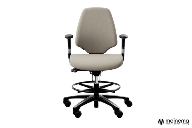 Grijze ergonomische bureaustoel met armsteunen, voetsteun en zwart kruisvoetwerk op wieltjes, vooraanzicht.