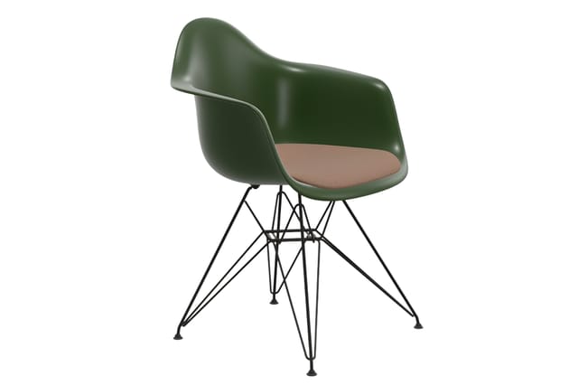 Groene kunststof stoel met armleuningen en beige zitting op zwart stalen spinnenpoten-onderstel.