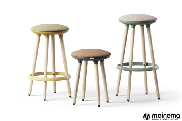 Drie barkrukken met houten poten, beige linnen zitting en gekleurde voetsteun in geel, zwart en groen.