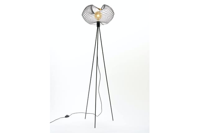 Staande lamp met zwart metalen driepotige voet en mesh-kap in zwart met goudkleurige binnenzijde.
