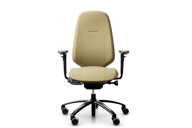 Ergonomische bureaustoel met beige stoffering, zwarte armleuningen en zwart onderstel op wielen, tegen witte achtergrond.