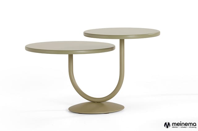 Groen-beige bijzettafels met ronde bladen op gebogen voetsteun, twee verschillende hoogtes, meinema-logo zichtbaar.