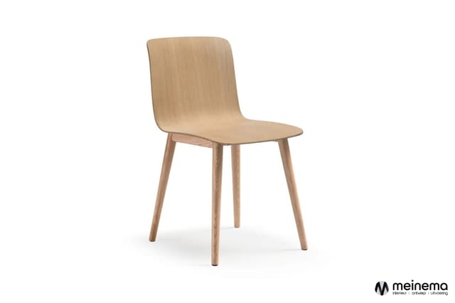 Houten stoel met gebogen rugleuning en vier poten, naturel afwerking, vrijstaand tegen witte achtergrond.