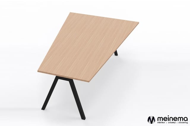 Kantaaltafel met trapeziumvormig licht houtkleurig blad en zwart metalen poten, schuin opgesteld.