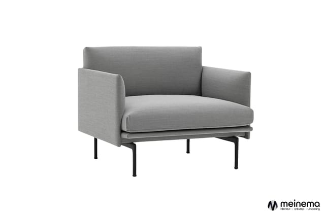 Grijze fauteuil met armsteunen en zwarte metalen poten, minimalistisch design.