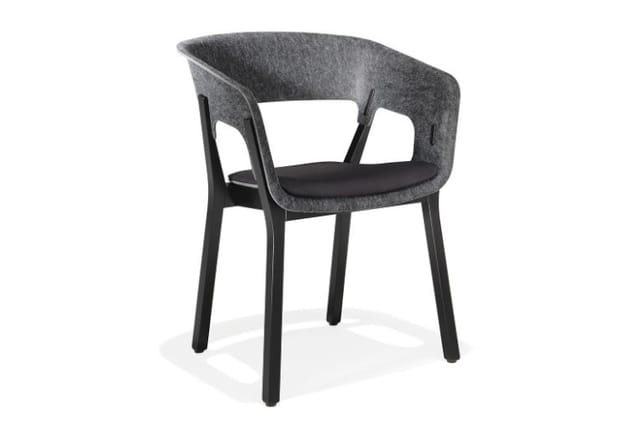 Moderne stoel met zwart houten frame, grijze gemeleerde stoffering en zwarte zitting, gebogen rugleuning.