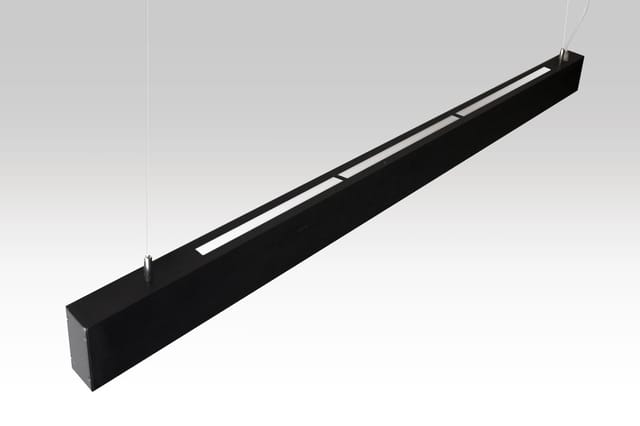 Zwarte hangende lineaire LED-verlichting met rechthoekige vorm en verlichte strips.