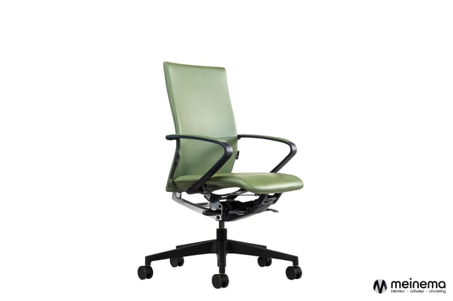 Groene ergonomische bureaustoel met zwarte armleuningen en zwart onderstel op wielen, tegen witte achtergrond.