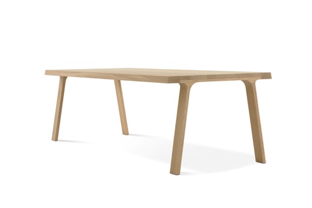 Houten vergadertafel met natuurlijke afwerking, rechthoekige blad en vier rechte poten, modern design.