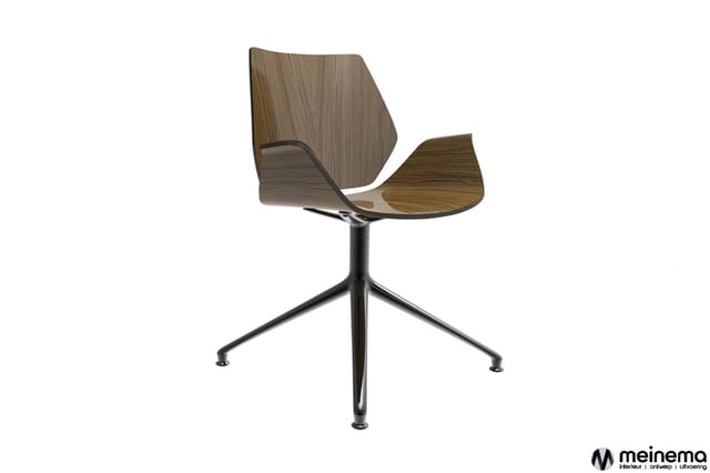 Moderne stoel met houten zitting in natuurtint, gebogen rugleuning, zwart metalen draaipootonderstel op witte achtergrond.