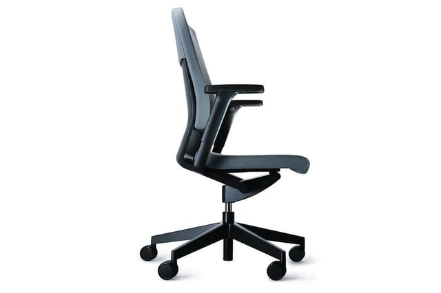 Ergonomische bureaustoel met grijze bekleding, zwarte armleuningen en zwart onderstel met wielen, weergegeven in zijprofiel.