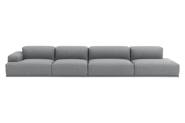 Grijze modulaire bank met vier zitmodules en gebogen armleuning links, frontaanzicht.