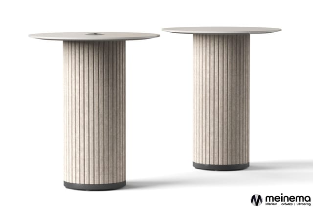 Twee ronde bijzettafels met verticaal geribbelde zuilen in beige/grijs en zwarte voetring, tegen witte achtergrond.