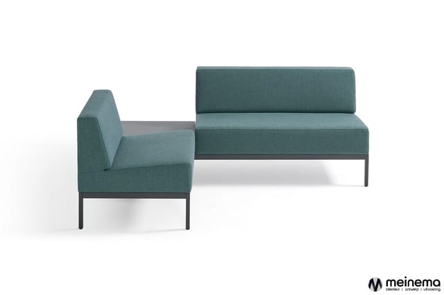 Modulaire zitgroep in grijsgroen: loungefauteuil links, chaise longue rechts, beide op metalen onderstel.