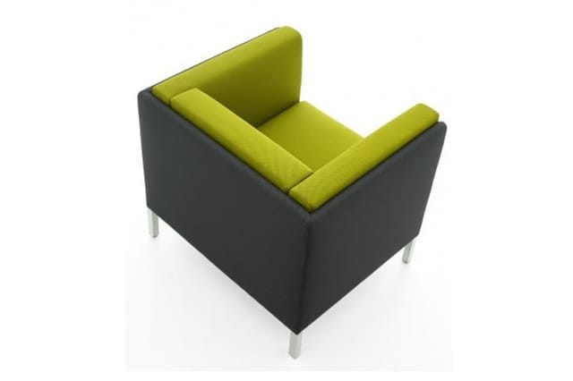 Moderne fauteuil met grijze buitenkant, geel-groen zitkussen en armleuningen, op zilverkleurige poten, schuin weergegeven.