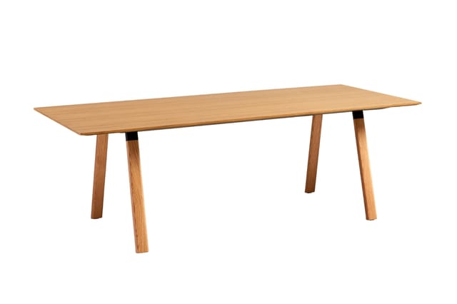Eikenhouten Inclass Plania vergadertafel met verjongd blad en massief houten onderstel voor een Scandinavische kantoorinrichting
