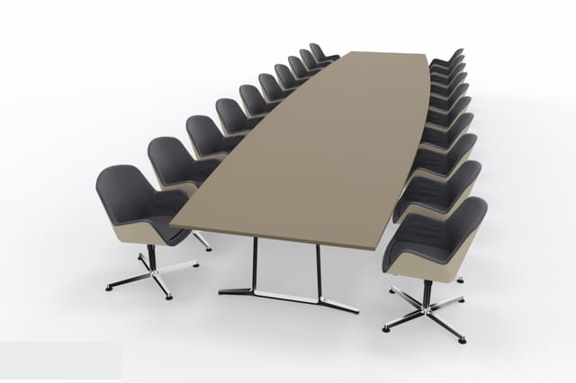 Rechthoekige vergadertafel in beige/grijs met zwarte poten, omgeven door zwarte ergonomische stoelen met beige zitting aan be