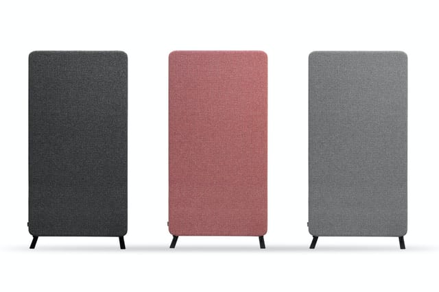 Drie akoestische schermen rechthoekig formaat, zwart, roze en grijs, met stofbekleding en zwarte poten, naast elkaar opgestel