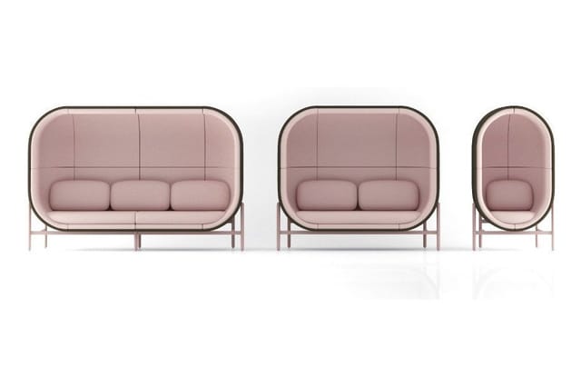 Drie modulaire banken in verschillende maten met roze bekleding en metalen frame, weergegeven naast elkaar.