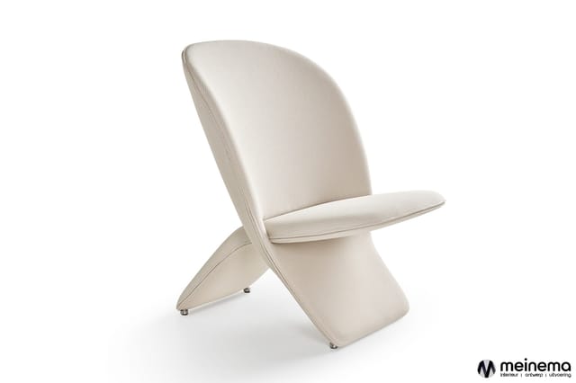 Moderne loungefauteuil in crèmekleurig geweven stof met gebogen rugleuning en geometrische pootconstructie.