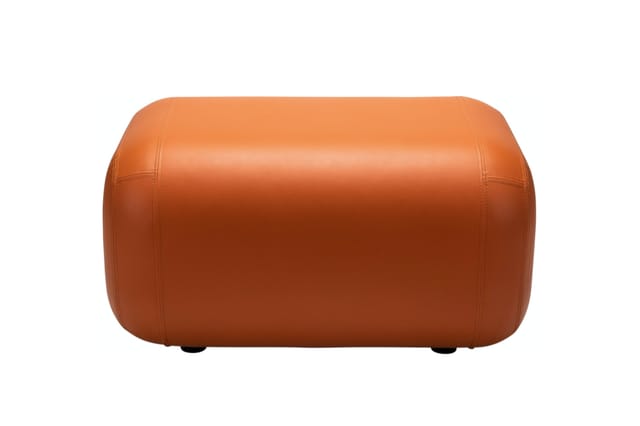 Ronde poef in oranje leer met stiksels en zwarte pootjes, tegen witte achtergrond.