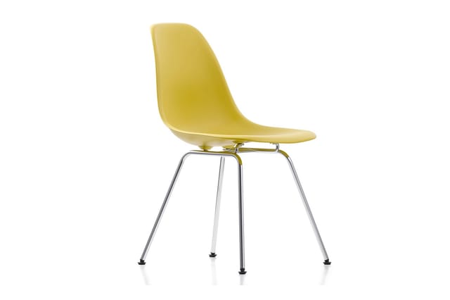 Gele kunststof stoel met ergonomische rugleuning op vierpoot metalen frame in zilvergrijs.