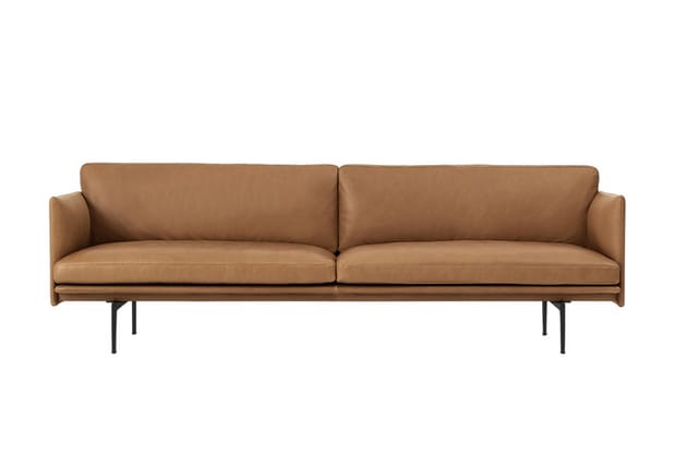 Bruine leren bank met twee zitplaatsen, minimalistisch design met zwarte metalen poten.