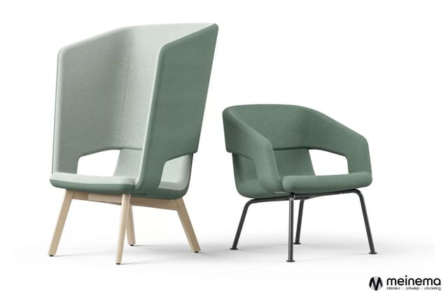 Twee groene stoelen: links met houten poten, rechts met metalen onderstel. Beide met gesloten armvormige zijkanten en gestoff