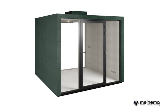 Groene akoestische belcel met zwart frame, glazen deuren en grijze binnenwanden. Meinema-logo onderaan rechts.