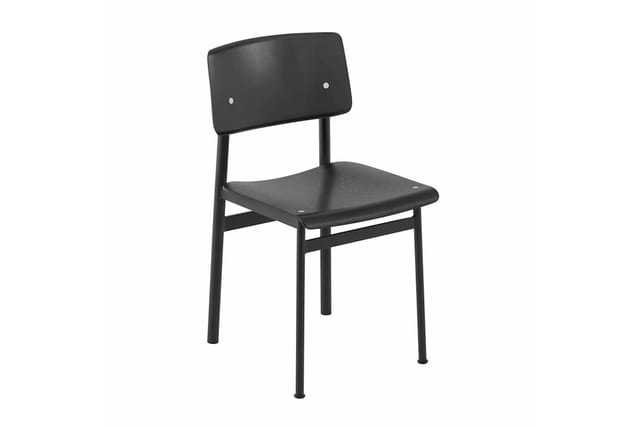 Zwarte stoel met rechte rugleuning, zitting en metalen frame tegen witte achtergrond.