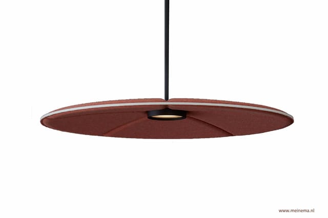 Hangende akoestische lamp met rood-bruine schijfvormige kap en zwarte ophanging, onderaanzicht.