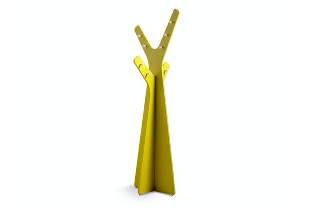 Gele garderobe staander met twee verticale poten en V-vormige bovenkant met haken, op witte achtergrond.