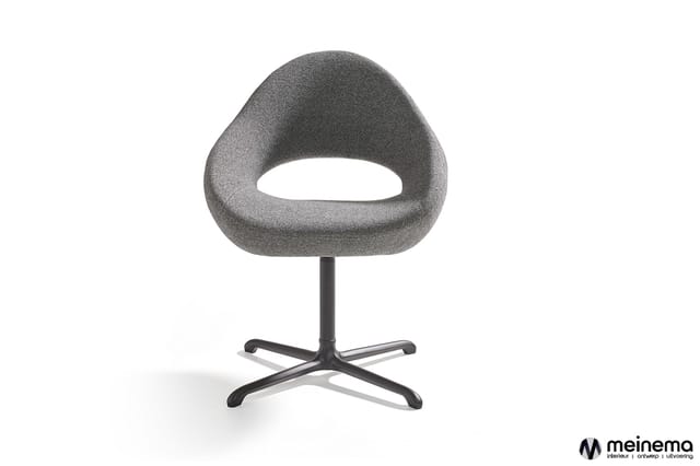 Grijze draaibare Artifort Shark stoel met organische, afgeronde vorm,en een zwart kruisvoetonderstel.