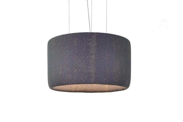 Grijze hanglamp met cilindervormige stoffen kap en naturel binnenzijde, aan drie kabels opgehangen.