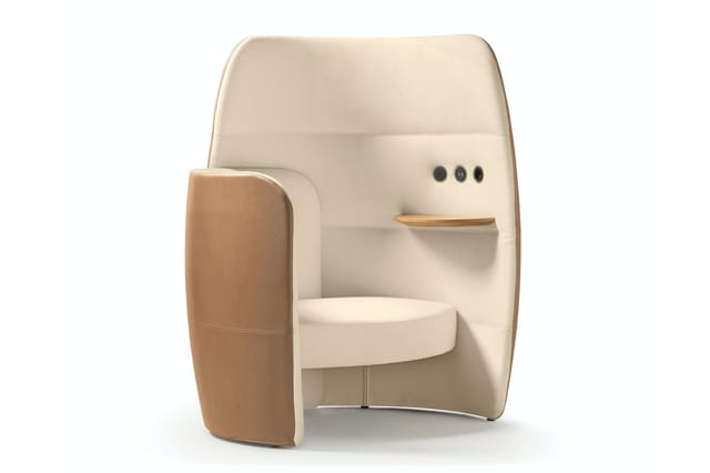 Moderne akoestische belcel met beige en cognackleurig kunstleder, ingebouwde zitplaats en planchet, drie bedieningsknoppen.