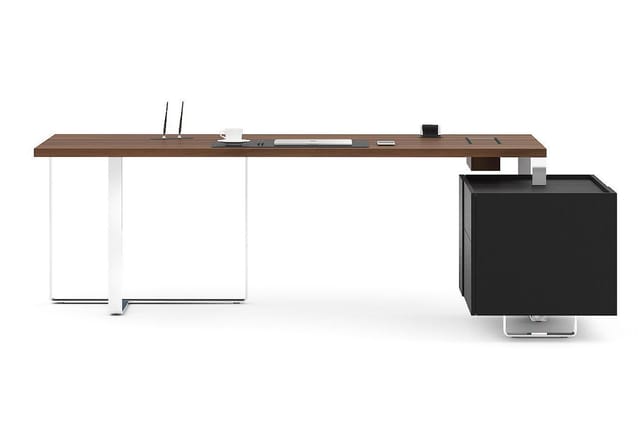 Modern bureausysteem met houten tafelblad, witte onderstel, zwarte kastunit en metalen frame in minimalistische opstelling.