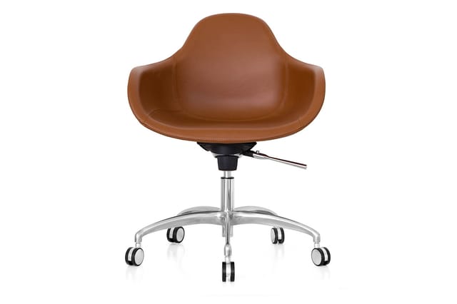 Bruine lederen bureaustoel met ergonomische schaalvormige rugleuning, zwarte gasveer, aluminium kruisvoet en zwenkwielen.