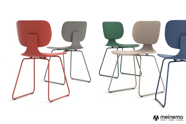 Vijf gekleurde design stoelen met kunststof zitting en metalen frame in rood, grijs, groen, beige en donkerblauw. Meinema-log