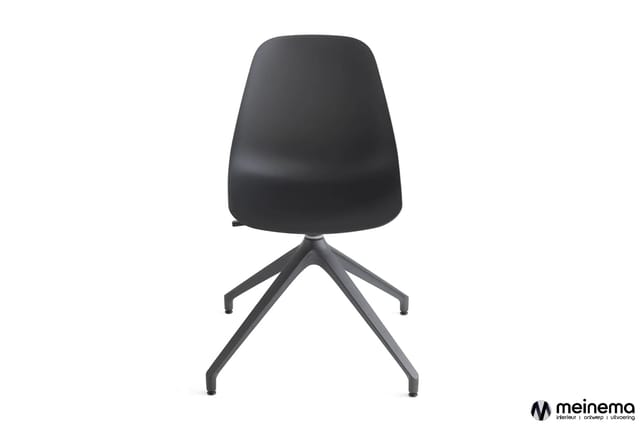 Zwarte draaistoel met ergonomische kunststof zitting en zwierig onderstel met vier poten.