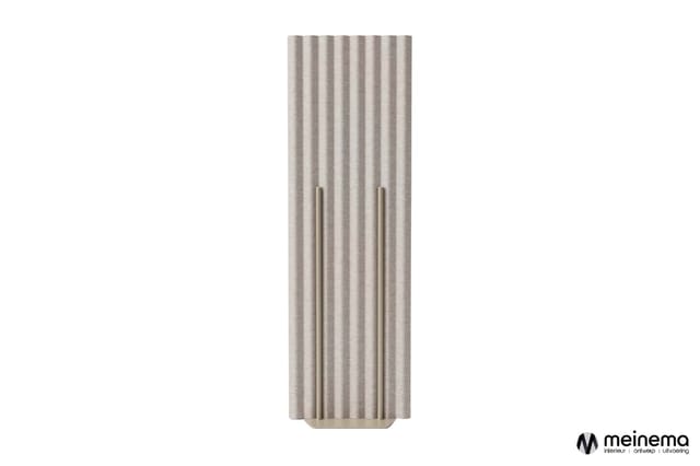 Verticale akoestische paneel in grijsbeige met geribde textuur en twee metalen handgrepen, vrijstaand.