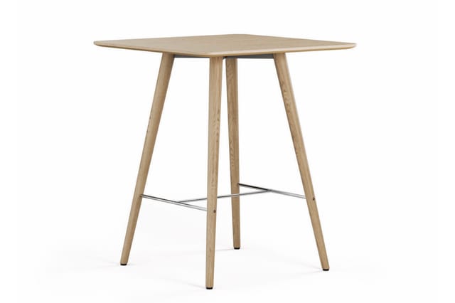 Houten bartafel met vierkant tafelblad, vier schuine poten en metalen voetsteun, naturel kleur.