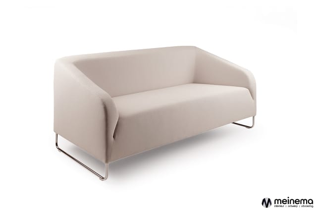 Beige twee-zitsbank met afgeronde vormen, gestoffeerd stof, metalen sledeframe, geïsoleerd tegen witte achtergrond.