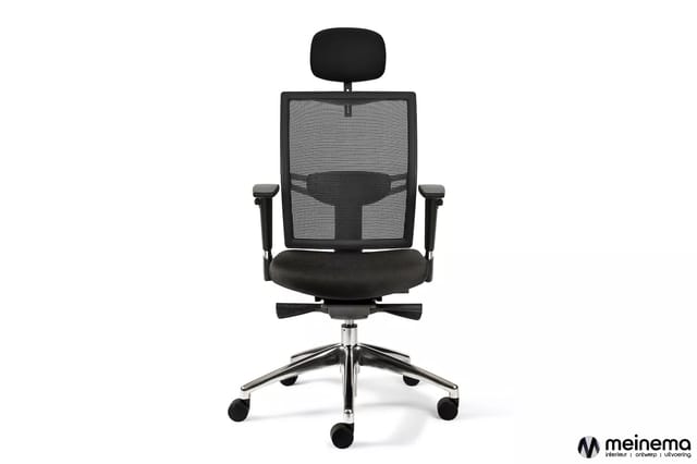 Zwarte ergonomische bureaustoel met netkrugleuning, zitting met armsteunen, hoofdsteun en verchroomde voetsteun met wieltjes.