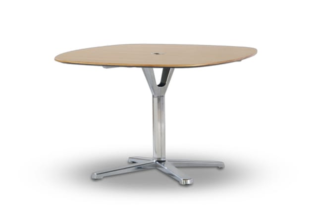 Ronde vergadertafel met naturel houten blad en zilveren metalen stelvoet met kruisvoet, vrijstaand.