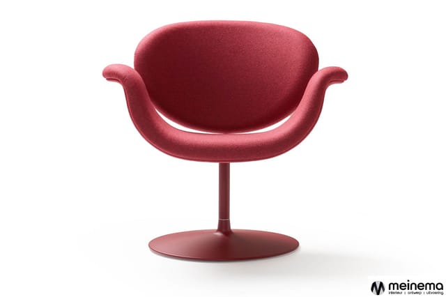 Rode draaibare loungefauteuil met gesloten armsteunen, zitschaal en rond voetsteun op witte achtergrond.
