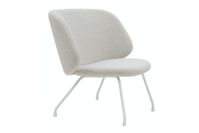 Witte loungestoel met gebobbelde zitting en gebogen rugleuning, op vier witte poten.