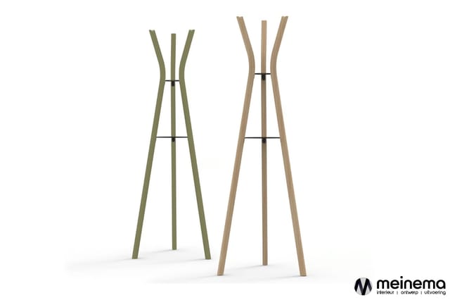 Twee garderobespiegels met driehoekig frame in olijfgroen en naturel hout, elk met twee zwarte dwarsstangen.
